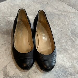 CHANEL NAPPA Leather pumps. Low heel. NOIR